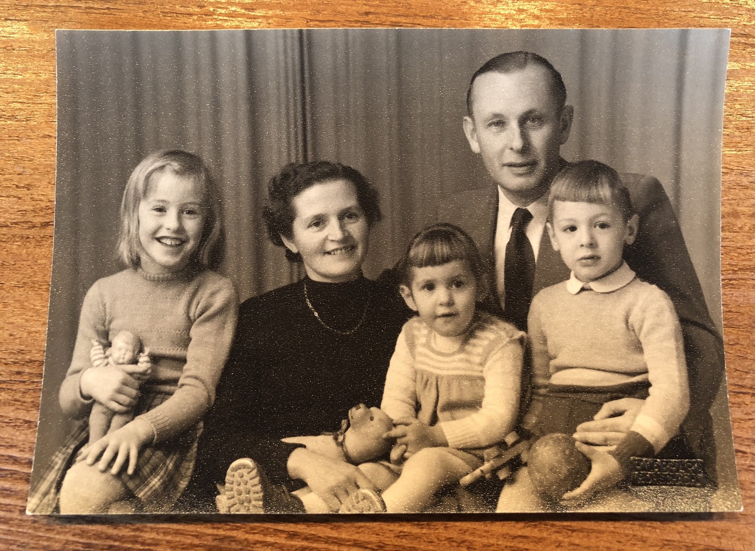 Meine Grosseltern mit ihren drei Kindern. Ruth (links) starb mit 40, Trix (Mitte) mit 56, mein Opa mit 89. Übrig geblieben sind nur meine Oma und mein Vater (rechts).