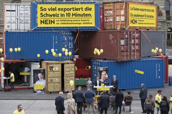 Mit einer Aktion mit 18 Frachtcontainern eroeffnet Economie Suisse den Kampf gegen die Selbstbestimmungsinitiative der SVP am Donnerstag, 11. Oktober 2018, auf dem Bundesplatz Bern. Die Volksabstimmun ...