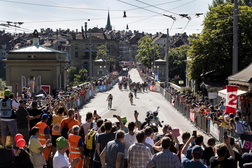 epa05430588 The pack rides on the bridge &quot;Nydeggbruecke&quot; during the 16th stage of the 103rd edition of the Tour de France cycling race over 209km between Moirans-en-Montagne in France and Be ...