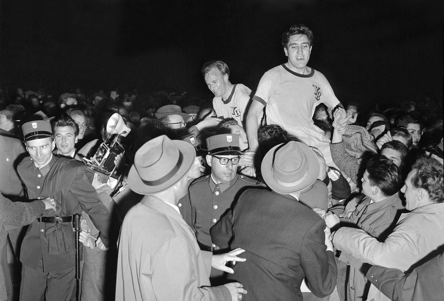 Eugen &quot;Geni&quot; Meier and another player of the Young Boys are worn on the shoulders of enthusiastic spectators in the Wankdorf Stadium in Berne on 15 April 1959 after winning 1-0 in the semi-f ...