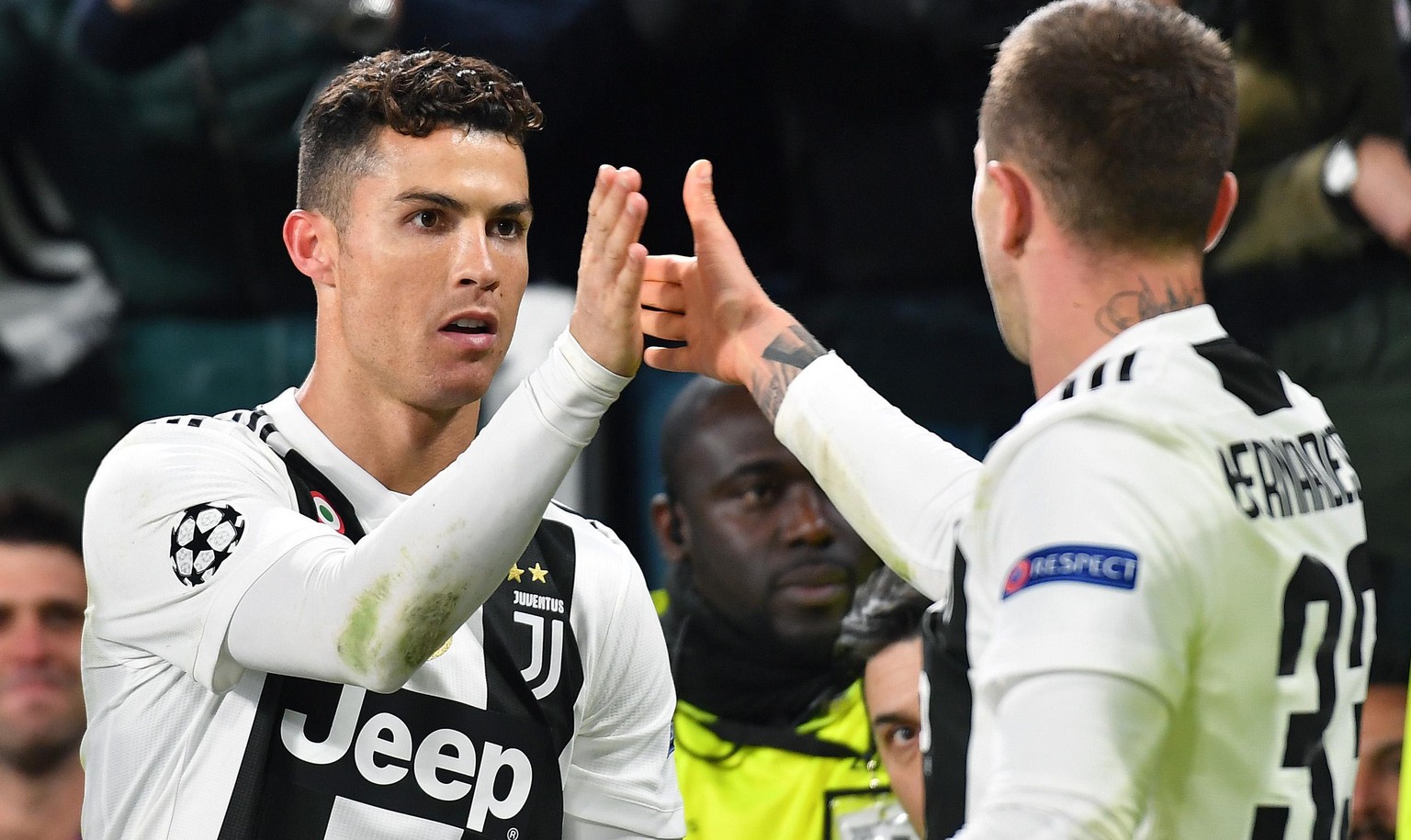 epa07432517 Juventus&#039; Cristiano Ronaldo (L) jubilates with his teammate Federico Bernardeschi after scoring on penalty the goal (3-0) during the UEFA Champions League round of 16 second leg socce ...
