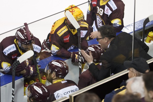 Geneve-Servette&#039;s Head coach Chris McSorley talks to his players, during a National League regular season game of the Swiss Championship between Geneve-Servette HC and SCL Tigers, at the ice stad ...