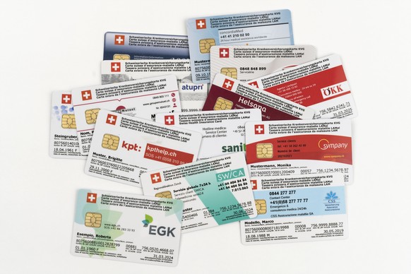 ARCHIV - ZUR WINTERSESSION 2019 MIT DEM THEMA KRANKENKASSENPRAEMIEN, STELLEN WIR IHNEN FOLGENDES BILDMATERIAL ZUR VERFUEGUNG - [Symbolic Image] Different Swiss health insurance cards, photographed in  ...