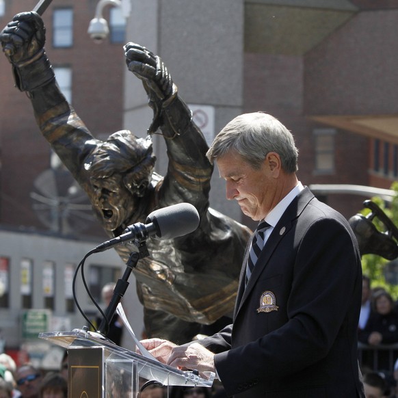 Boston Bruins hockey great Bobby Orr reacts while addressing a crowd during an unveiling ceremony for a statue of Orr, left, in front of the TD Garden sports arena, in Boston, Monday, May 10, 2010. Th ...