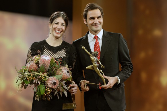 Die Skirennfahrerin Dominique Gisin, links, und der Tennisspieler Roger Federer, rechts, gewinnen einen Credit Suisse Sports Award in der Kategorie Sportlerin bzw. Sportler des Jahres in Zuerich am So ...
