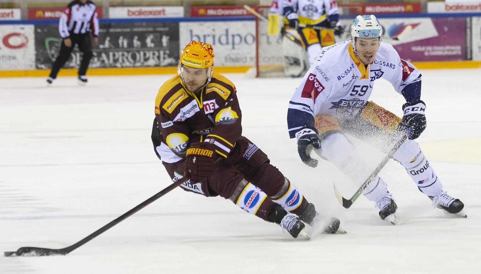 Geneve-Servette&#039;s defender Henrik Toemmernes, of Sweden, left, vies for the puck with Zug&#039;s forward Dario Simion, right, during the second leg of the National League Swiss Championship final ...