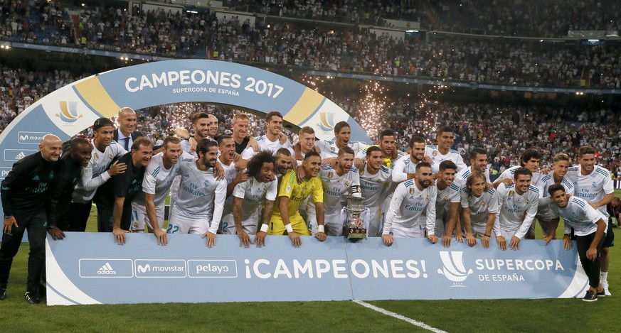 epa06147791 Real Madrid&#039;s players pose after winning their 10th Spain&#039;s Super Cup after the second leg final match between Real Madrid and FC Barcelona at the Santiago Bernabeu stadium in Ma ...