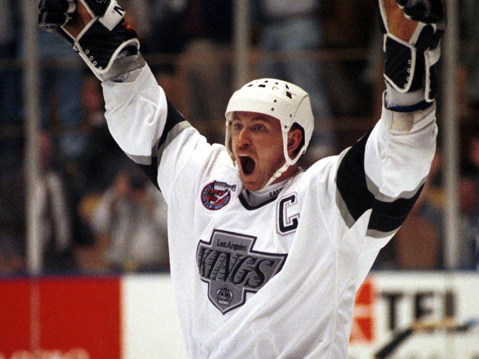 Bildnummer: 03383278 Datum: 15.06.1999 Copyright: imago/UPI Photo
Wayne Gretzky (New York Rangers) jubelt noch einmal im Trikot der Los Angeles Kings - PUBLICATIONxINxGERxSUIxAUTxHUNxONLY (LAP9906150 ...