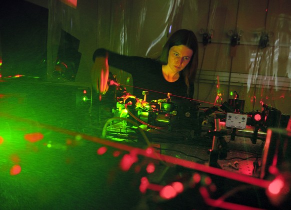 A student experiments with a laser system in the Laboratory of Physical Chemistry of ETH Zurich on &quot;Hoenggerberg&quot; hill, pictured on October 28, 2004 in Zurich, Switzerland. (KEYSTONE/Gaetan  ...
