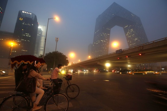 Der CCTV-Tower am 28. Juni 2013. Auch im feuchtheissen Pekinger Sommer kann die Luftverschmutzung gefährliche Ausmasse annehmen.