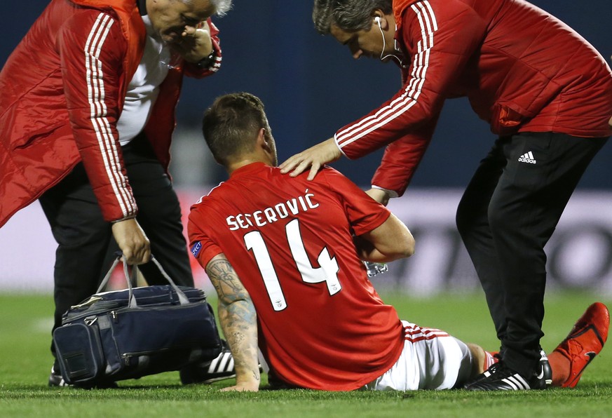 Benfica&#039;s Haris Seferovic is assisted after injuring himself during the Europa League round of 16, first leg soccer match between Dinamo Zagreb and Benfica at Maksimir Stadium in Zagreb, Croatia, ...