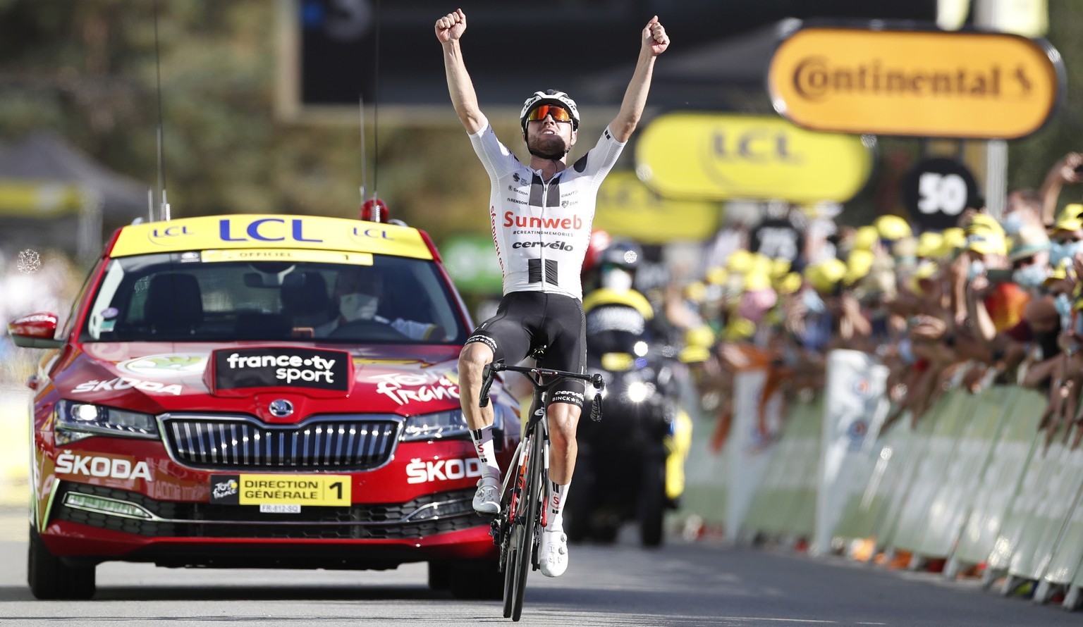 epa08659205 Swiss rider Marc Hirschi of Team Sunweb wins the 12th stage of the Tour de France cycling race over 218km from Chauvigny to Sarran, France, 10 September 2020. EPA/Sebastien Nogier / POOL