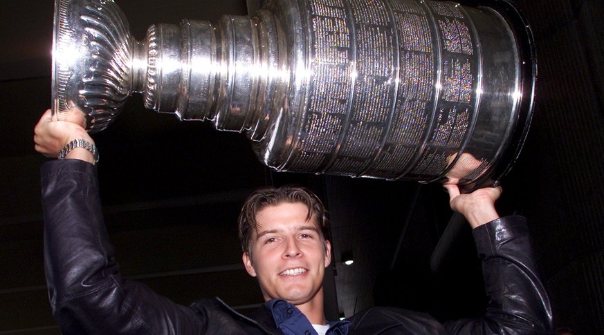 Ein historischer Moment: Als erster Eishockey-Spieler bringt David Aebischer den Stanley-Cup in die Schweiz.