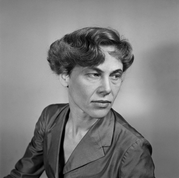 Portrait der Schweizer Juristin, Journalistin und Frauenrechtlerin Iris von Roten (1917-1990), am 27. Januar 1959. Von Roten setzte sich fuer die Gleichberechtigung der Frauen ein. (KEYSTONE/PHOTOPRES ...