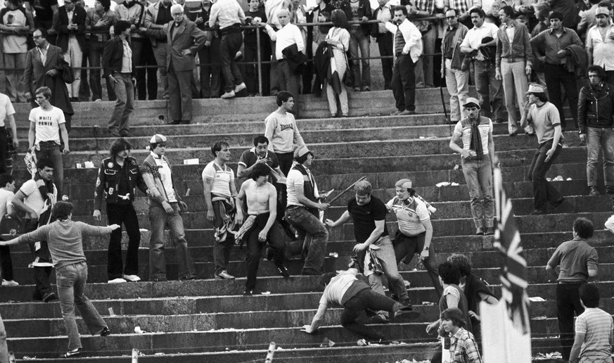 Englische Fans sind waehrend des WM-Qualifikationspiels Schweiz-England am 30. Mai 1981 in Basel auf der Tribuene in Krawalle verwickelt. Die Schweiz gewinnt das Spiel 2:1. (KEYSTONE/Str)