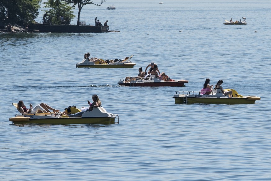 epa05969533 People enjoy the sunny weather on Lake Zurich, in Zurich, Switzerland, 17 May 2017. EPA/ENNIO LEANZA