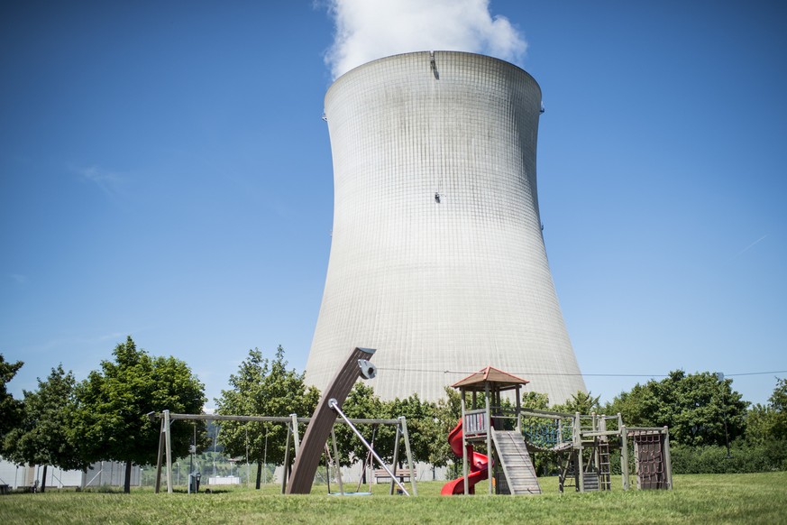 Ein Spielplatz vor dem Kuehlturm des Kernkraftwerks Leibstadt, aufgenommen am Freitag. 18. Juli 2014. Die Bohrloecher, die 2008 zur Installation von zwei Feuerloeschern dienten, befanden sich in der S ...