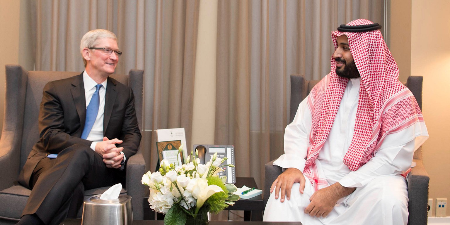 Saudi Arabia&#039;s Deputy Crown Prince Mohammed bin Salman (R) meets Apple Inc. CEO Tim Cook in New York, U.S., June 24, 2016. Picture taken June 24, 2016. Bandar Algaloud/Courtesy of Saudi Royal Cou ...
