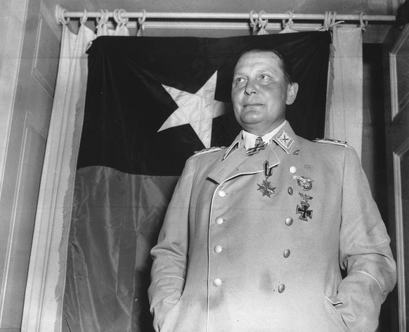 Hermann Göring nach seiner Verhaftung im Mai 1945.
https://de.wikipedia.org/wiki/Hermann_G%C3%B6ring#/media/Datei:Goeringcaptivity.jpg