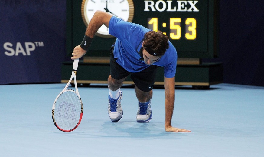 Der Schweizer Roger Federer enttaeuscht am Boden bei den Swiss Indoors Tennisturnier in der St. Jakobshalle in Basel, am Sonntag, 28. Oktober 2012. (PHOTOPRESS/Kurt Schorrer)