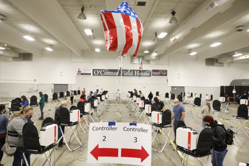 Voters fill out their ballots at O&#039;Connor Field House in Caldwell, Idaho, on Tuesday, Nov. 3, 2020. (AP Photo/Otto Kitsinger)