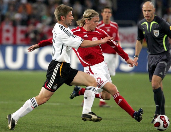 epa00970055 Thomas Hitzlsperger of Germany (L) fights for the ball with Denmark&#039;s Christian Poulsen (C) during their friendly soccer match at the MSV- Arena in Duisburg, Germany on Wednesday, 28  ...