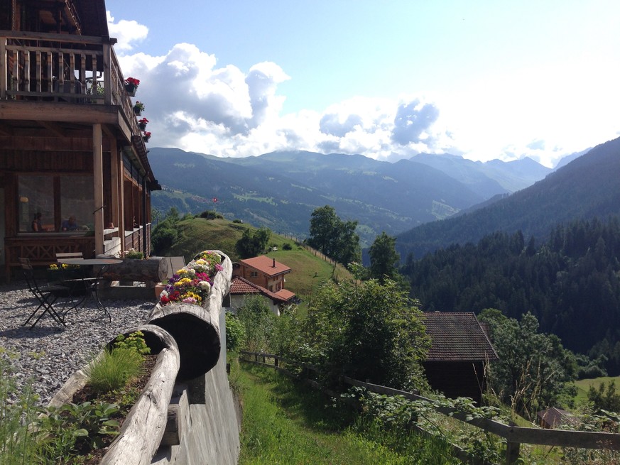 Gleich neben der Kirche bietet sich dieser Blick ins Schanfigg Richtung Arosa.