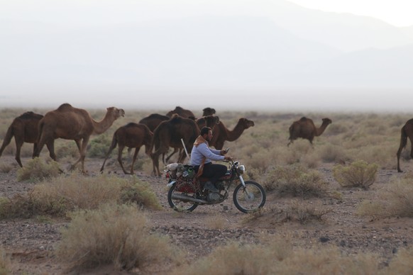 Kamelhirte in der iranischen Wüste – mit Smartphone.