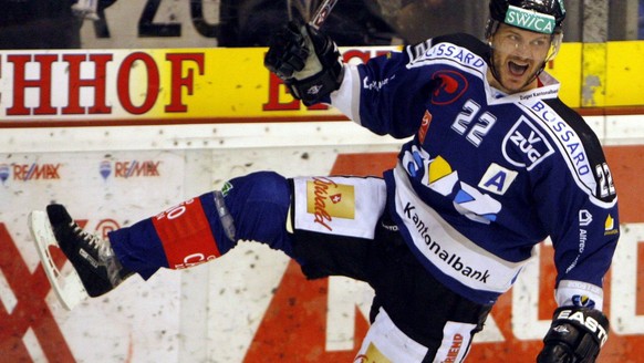 Der Zuger Dale McTavish feiert seinen Treffer zum 2:1 beim vierten Eishockey Playoff Halbfinalspiel zwischen dem EV Zug und dem Geneve-Servette Hockey Club am Donnerstag, 1. April 2010, im Hertistadio ...