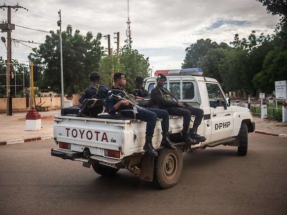 ARCHIV - Bewaffnete Polizisten sitzen auf einem Toyota-Pickup in der Hauptstadt der Republik Niger. Foto: Arne Immanuel B