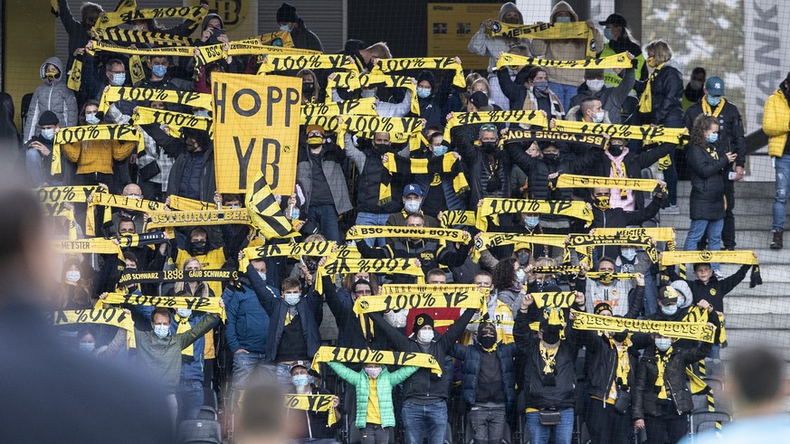 YB Fans begruessen die Spieler im Fussball Meisterschaftsspiel der Super League zwischen den Berner Young Boys und dem FC Vaduz, am Sonntag, 4. Oktober 2020, im Stadion Wankdorf in Bern. (KEYSTONE/Pet ...