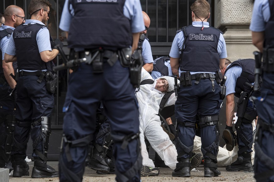 Polizisten fuehren die Klimaaktivisten der Organisation Clima Justice am Eingang der Schweizer Bank Credit Suisse ab, aufgenommen am Montag, 8. Juli 2019 auf dem Paradeplatz in Zuerich. (KEYSTONE/Enni ...
