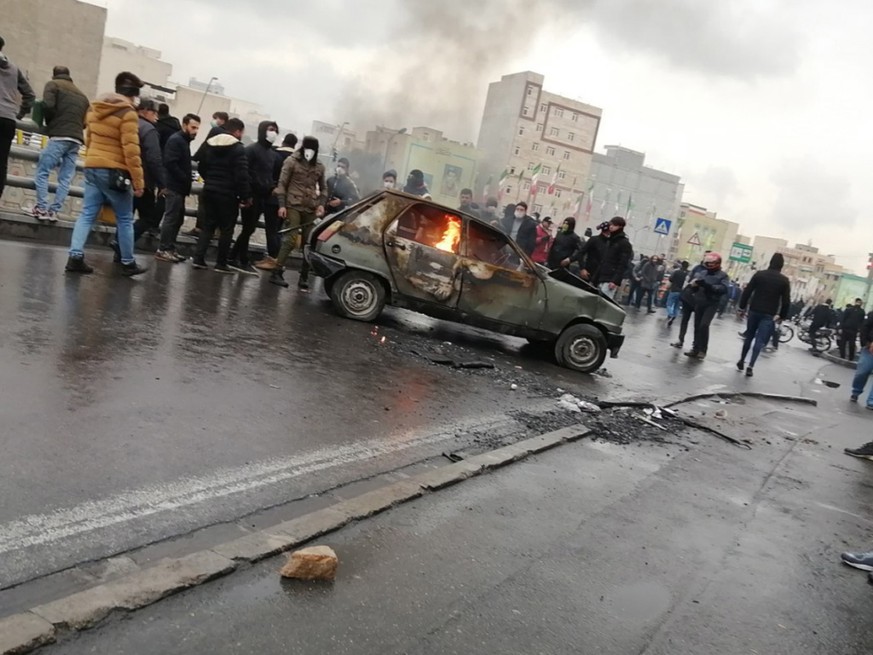 Wut auf die Regierung wegen Benzinpreiserhöhung und wirtschaftlicher Misere auf der Autobahn in Teheran.