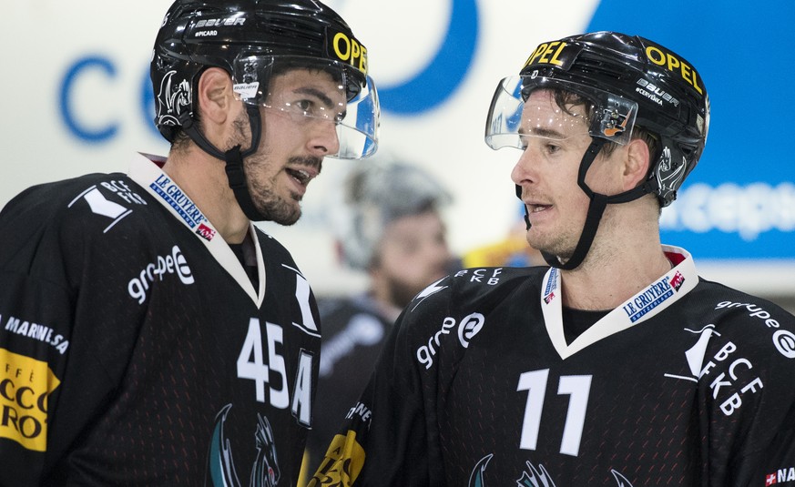 Fribourgs Alexandre Picard, links, und Fribourgs Roman Cervenka, rechts, sprechen nach dem Sieg (3-2) miteinander, beim Eishockey Meisterschaftsspiel der National League A zwischen den HC Fribourg Got ...