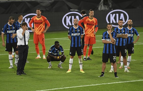 Inter Milan&#039;s head coach Antonio Conte and players react after the Europa League final soccer match between Sevilla and Inter Milan in Cologne, Germany, Friday, Aug. 21, 2020. (Ina Fassbender/Poo ...
