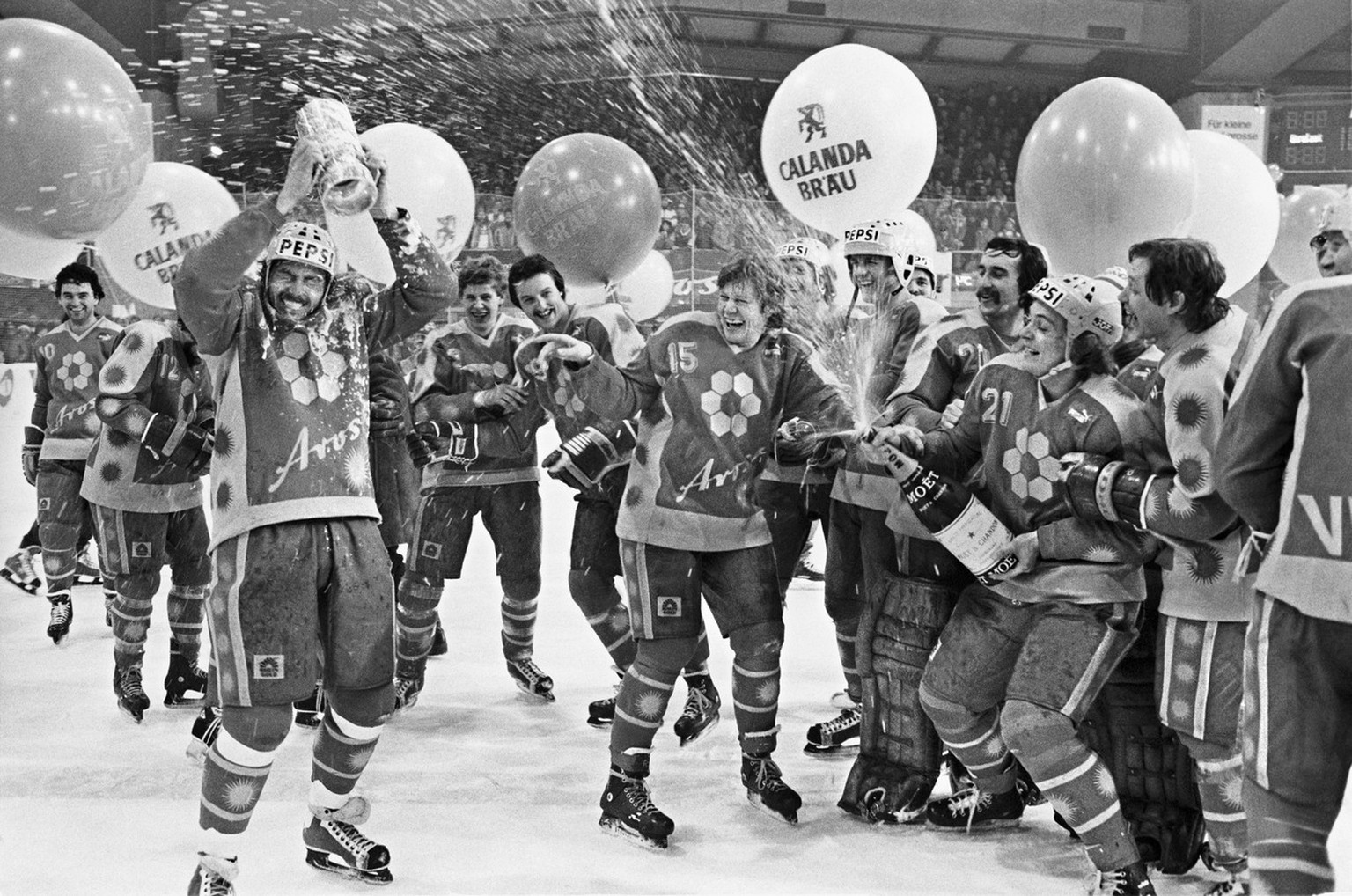 Die Spieler des EHC Arosa feiern nach ihrem 7:2-Auswaertssieg ueber Erzrivale Davos am 24. Februar 1982 in Davos den soeben gewonnenen Schweizer Meistertitel. (KEYSTONE/Str)