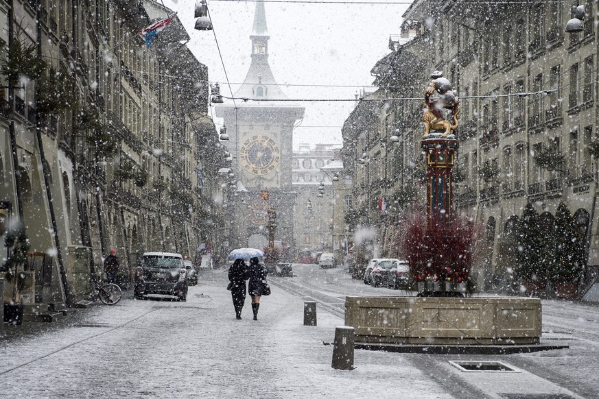 epa05091537 The old town center of Berne, Switzerland, with the Zytglogge watch tower sees the first snow of the year, 07 January 2016. Snow arrived in much of Europe at the beginning of 2016. EPA/LUK ...