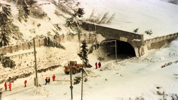 Die BLS-Linie am Loetschberg wurde am Dienstag, 9. Februar 1999 durch einer Lawine unterbrochen. Die Instandsetzung der Linie erfolgte noch am Mittwochvormittag. (KEYSTONE/SACHA BITTEL)