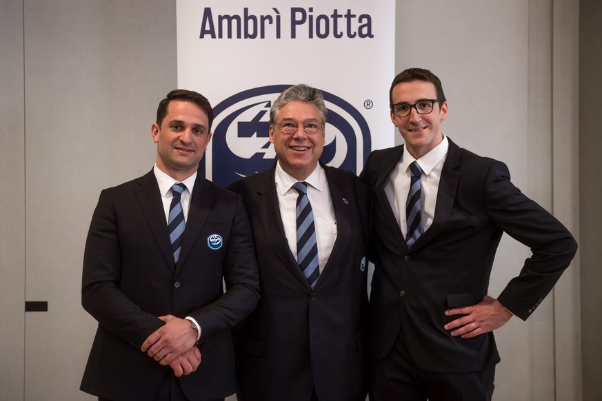 Luca Cereda, neuer Trainer des HC Ambri-Piotta, rechts, posiert zusammen mit Praesident Filippo Lombardi, Mitte und Sportchef Paolo Duca, links, einer Medienkonferenz des HC Ambri-Piotta in Bellinzona ...