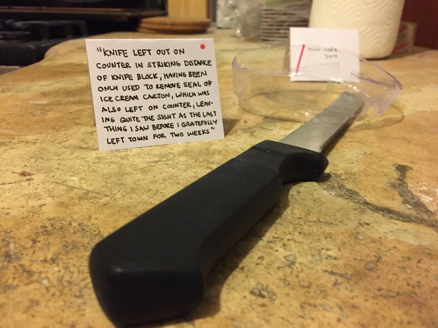 «Ein zurückgelassenes Messer auf der Küchenablage, in augenfälliger Nähe zum Messerblock, nur gebraucht, um die Verpackung eines Glace-Kartons zu öffnen, der auch auf der Ablage liegen gelassen wurde  ...