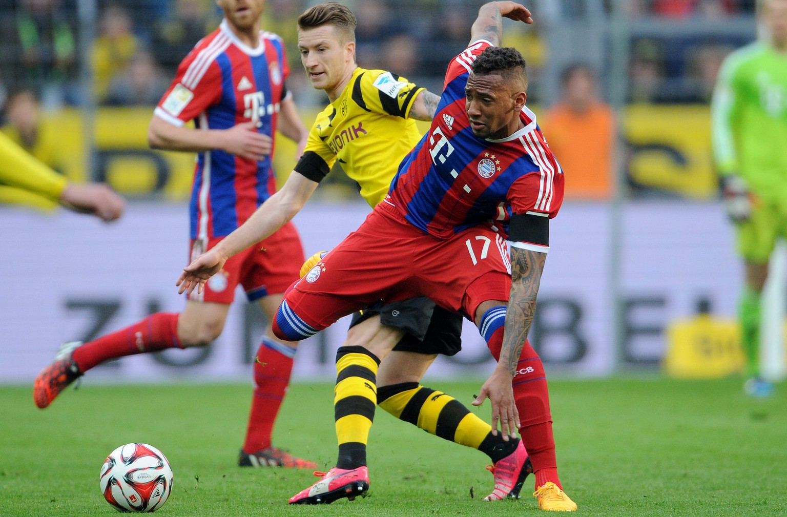 Den Ball im Fokus: Marco Reus mit Dortmund und Jérôme Boateng mit Bayern kämpfen am Sonntag wieder um drei Punkte.