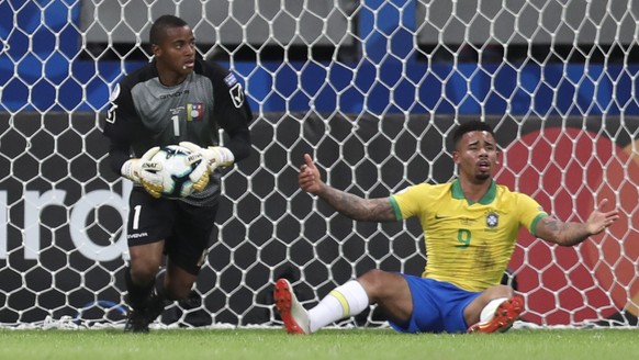 Brazil&#039;s Gabriel Jesus, right, and Brazil&#039;s Philippe Coutinho, left, react as Venezuela&#039;s goalkeeper Wuilker Farinez holds the ball during a Copa America Group A soccer match at the Are ...