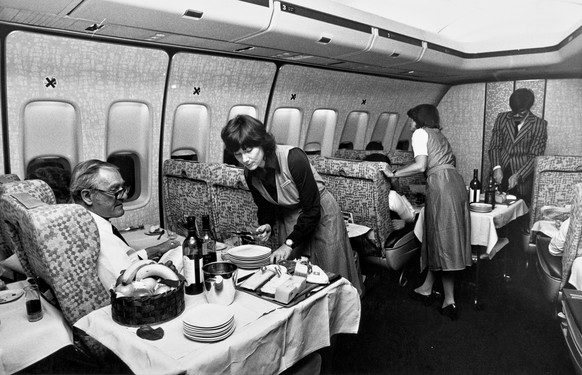 Passagiere in der First Class in einem Flugzeug der Swissair werden im Jahr 1987 auf einem Flug verpflegt. (KEYSTONE/Str)