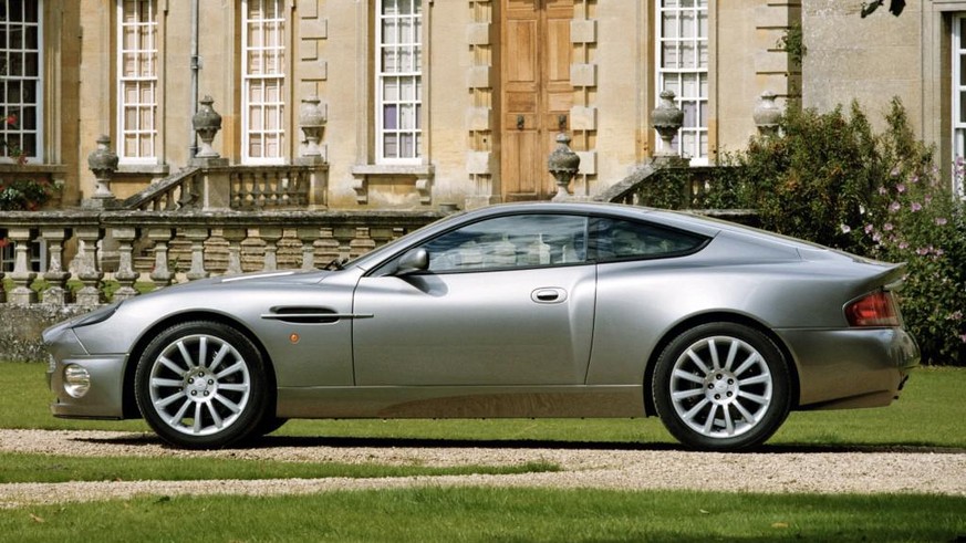 2001 Aston Martin Vanquish 
auto design england https://www.garaz.cz/diskuze/dvacet-let-astonu-martin-vanquish-svalnaty-elegan-slavi-21005911