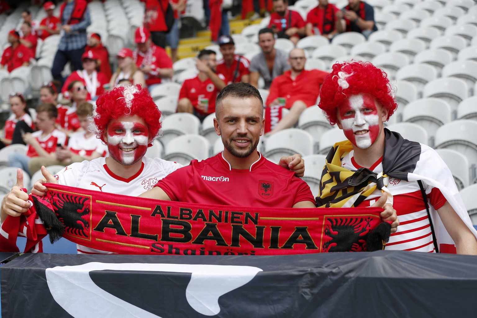 LENS, 11-06-2016 , Stade Bollaert-Delelis , EK voetbal 2016 Euro 2106 , Albanie - Zwitserland. Zwitserse en Albanese fans samen in een vak. Albania v Switzerland - EURO 2016 - Group A *** Lens 11 06 2 ...