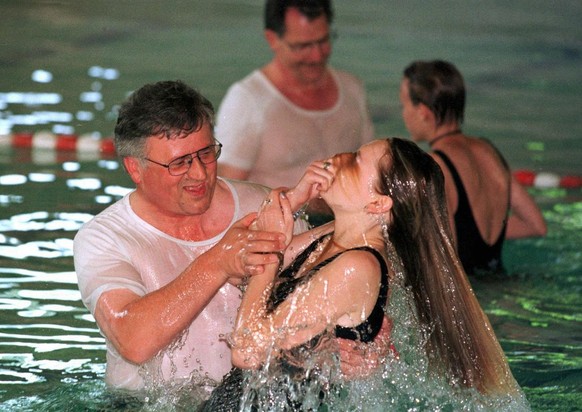Anlaesslich des Kongresses der Jehovas Zeugen vom 16. bis 18. Juli 1999 im Stadion Letzigrund in Zuerich, fand am Samstag, 17. Juli 1999, im Hallenbad Altstetten die Taufhandlung statt. Rund 50 Person ...