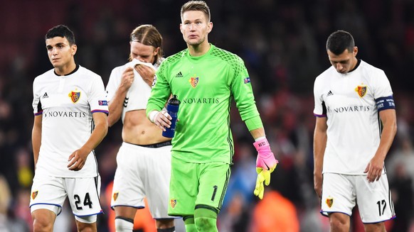 epa05560996 Basel players (L-R) Mohamed Elyounoussi, Michael Lang, goalkeeper Tomas Vaclik, and Marek Suchy show their dejection after the UEFA Champions League group A soccer match between Arsenal FC ...