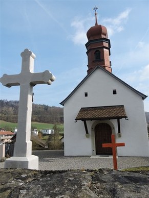 Postkartenidylle: die Kirche im Dorf.
