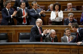 Das Parlament applaudiert: Spanien verabschiedet sein Budget für das kommende Jahr, obwohl die EU vor zu optimistischen Annahmen warnte.
