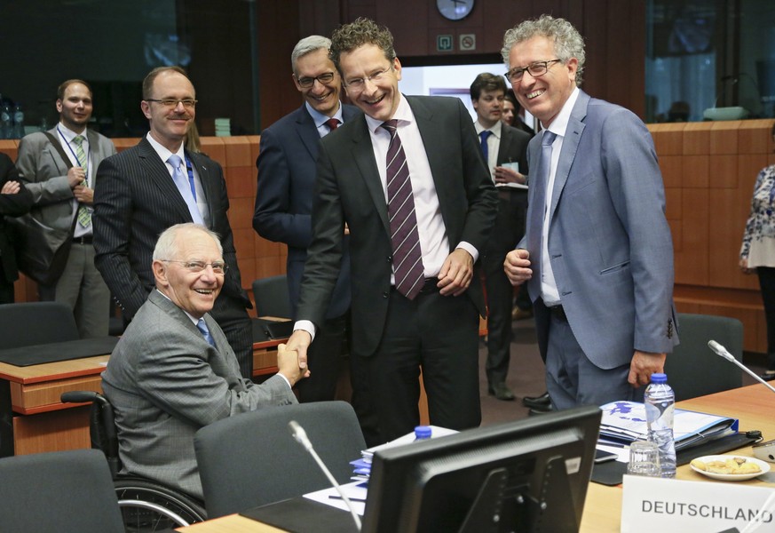Erfolg für die Euro Gruppe: Jeroen Dijsselbloem schüttelt Wolfgang Schäuble in Brüssel die Hand.&nbsp;